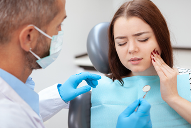 אישה עוברת טיפול שיניים חירום בשל עששת מתקדמת